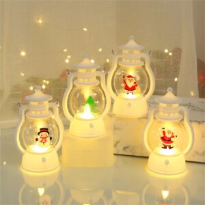 4 lanternes blanches allumées de Noël, posées sur une table blanche brilante
