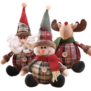 Trois personnages de Noël représentant le Père Noël, un elfe et un bonhomme de neige, faits de tissu rembourré.