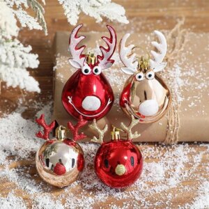 4 boules de Noël rouges et or, représentants des rennes de Noël, dans un décor enneigé fictif.