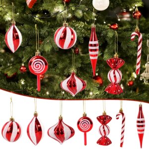 Image d'un sapin de Noël décoré avec des éléments rouges et blancs brillants, avec en dessous les différents modèles de boules de Noël
