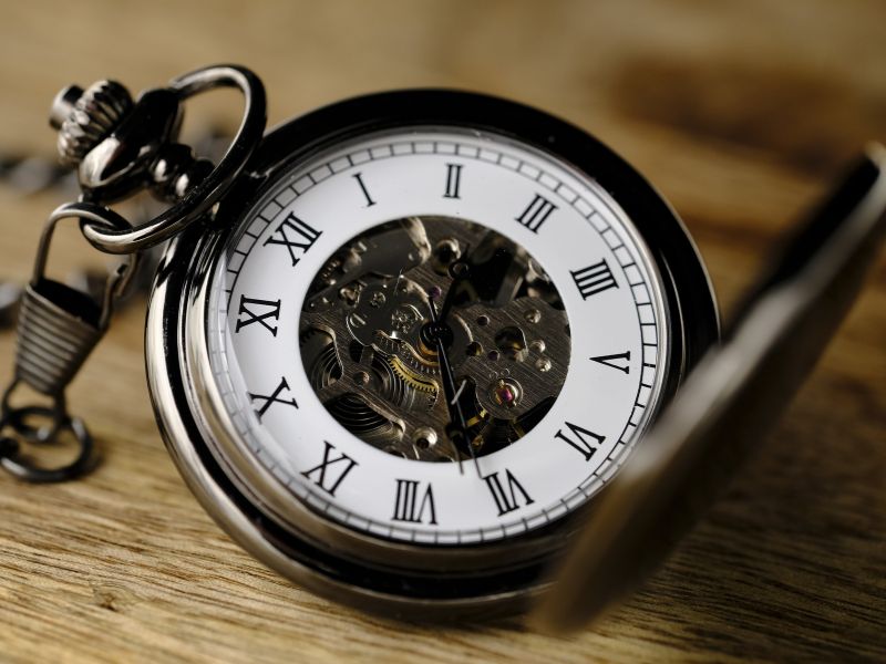 montre vintage : la montre à gousset avec des chiffres romains