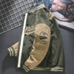 Veste courte bicolore verte kaki dans un style équipe de baseball ou football américain.