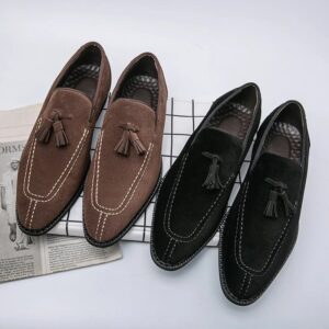 Deux paires de mocassins en faux daim avec des glands et des surpiqures contrastantes.